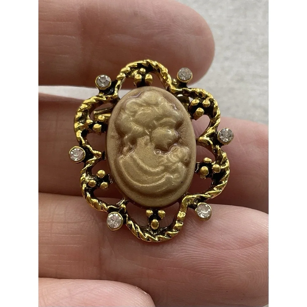 vintage-style gold-tone cameo brooch Filigree Vintage Estate Jewelry